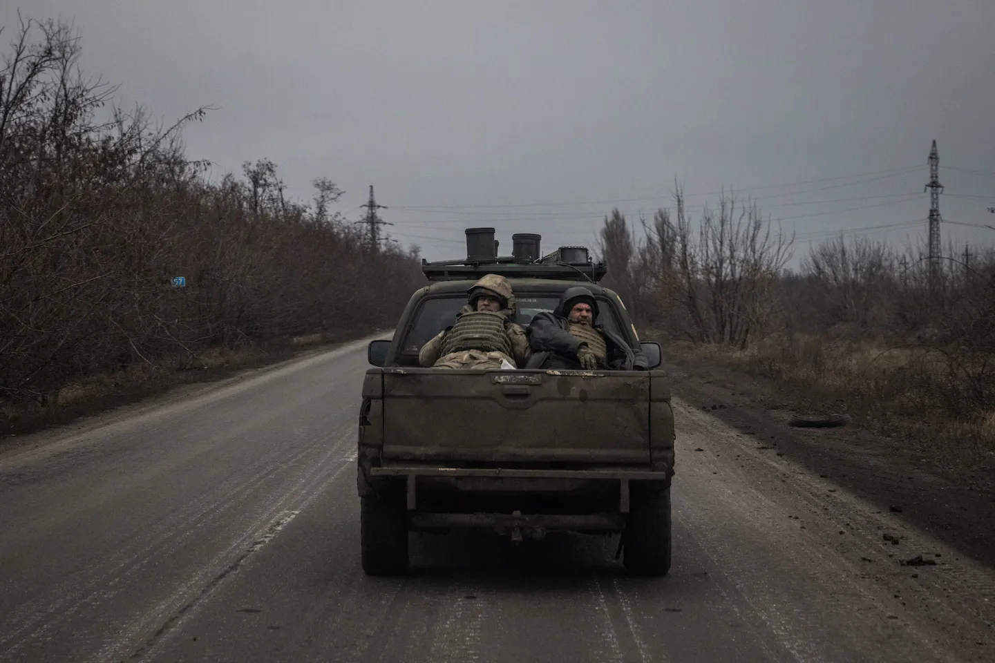 Солдати прямують на північ від околиць Покровська 29 грудня.